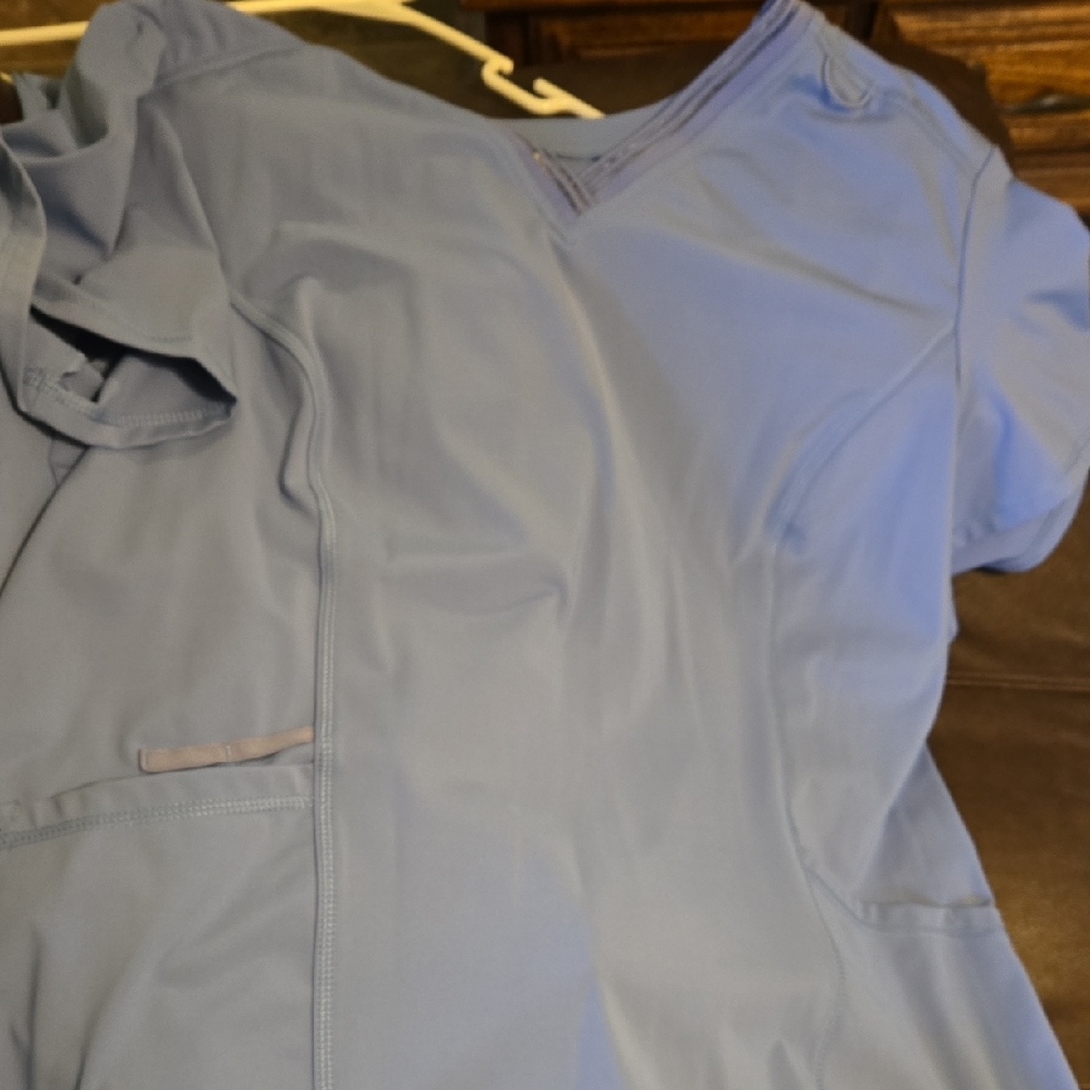 Urbane Light Blue V-Neck Short Scrub Top.